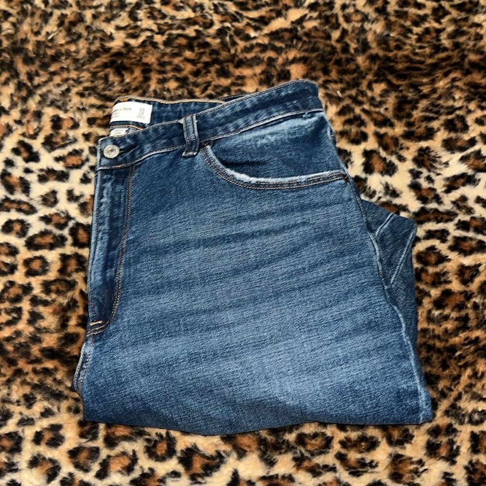 Abercrombie & Fitch The Mom High Rise Curve Love Distressed Ripped Jeans